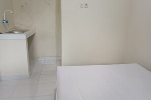 Double Room | Desk, bed sheets