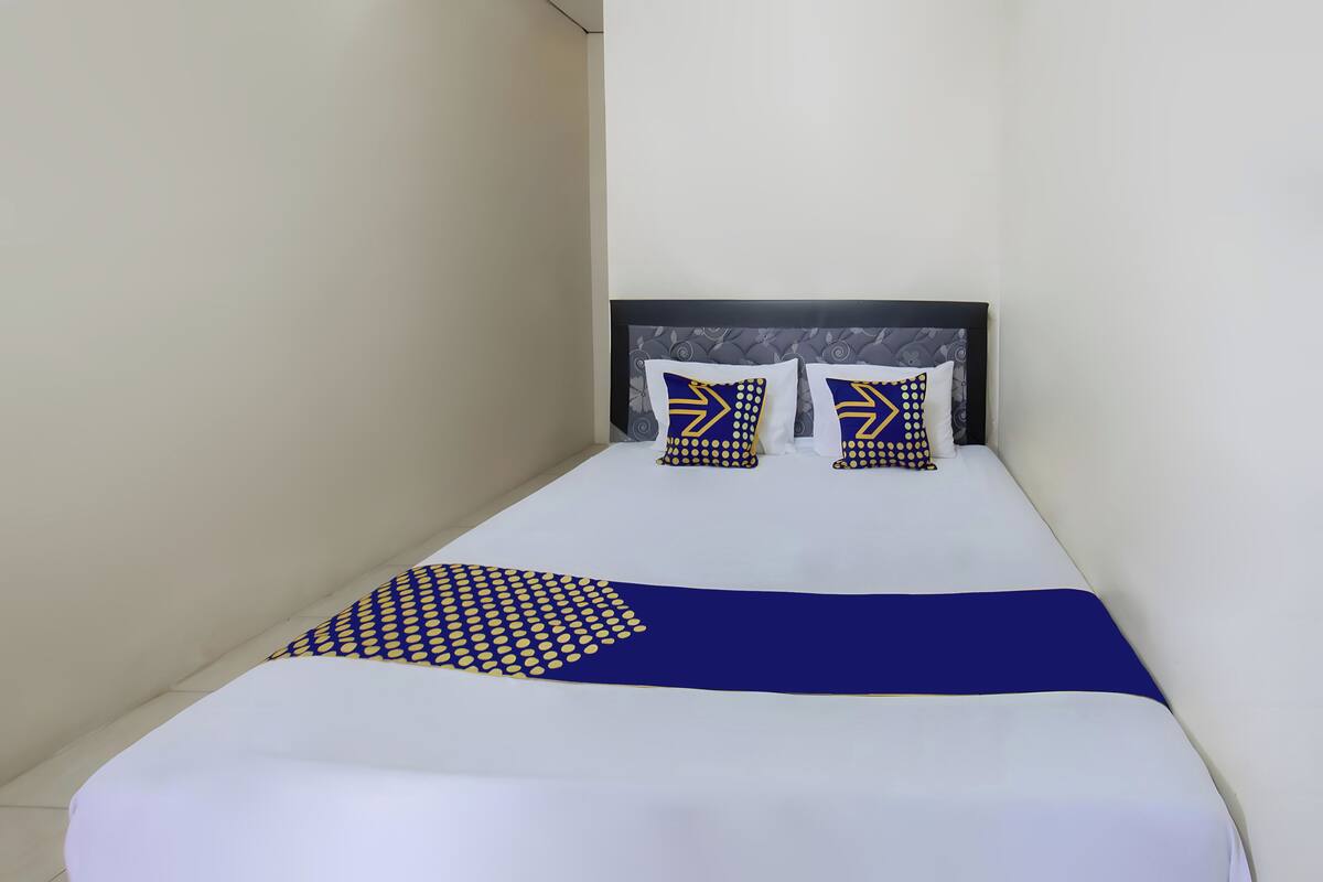 Double Room | Desk, bed sheets