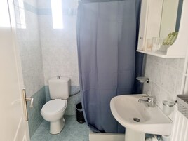 Apartamento panorâmico, vista para a cidade (Inspire) | Banheiro | Chuveiro, produtos de toalete grátis, secador de cabelo