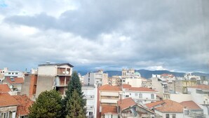 Un paisaje urbano con edificios y un cielo nublado.