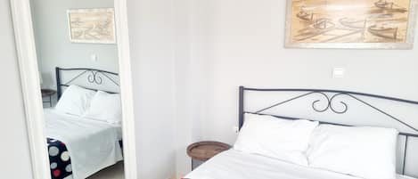 1 bedroom, Egyptian cotton sheets, premium bedding, desk