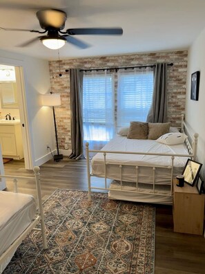 2 bedrooms, iron/ironing board, WiFi, bed sheets - The Urban Escape - EaDo HTX (Houston)