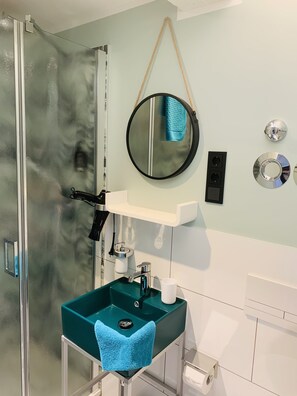 Shower, hair dryer, towels, soap - Ferienwohnung "ME 10" (Mettmann)