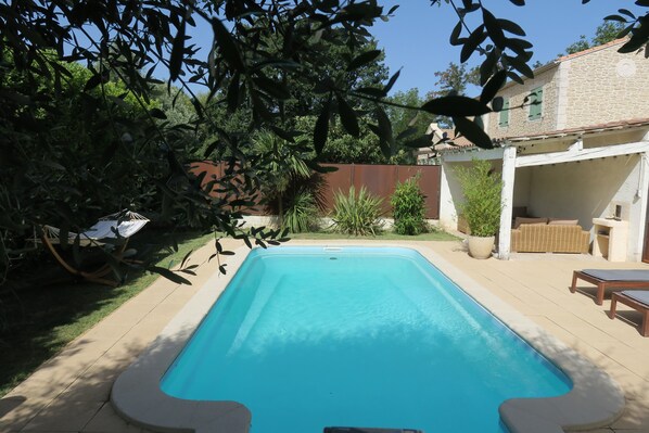 Una piscina al aire libre