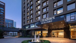 A modern hotel building with a fountain in the courtyard. - Citadines Nanhai Foshan (Foshan)