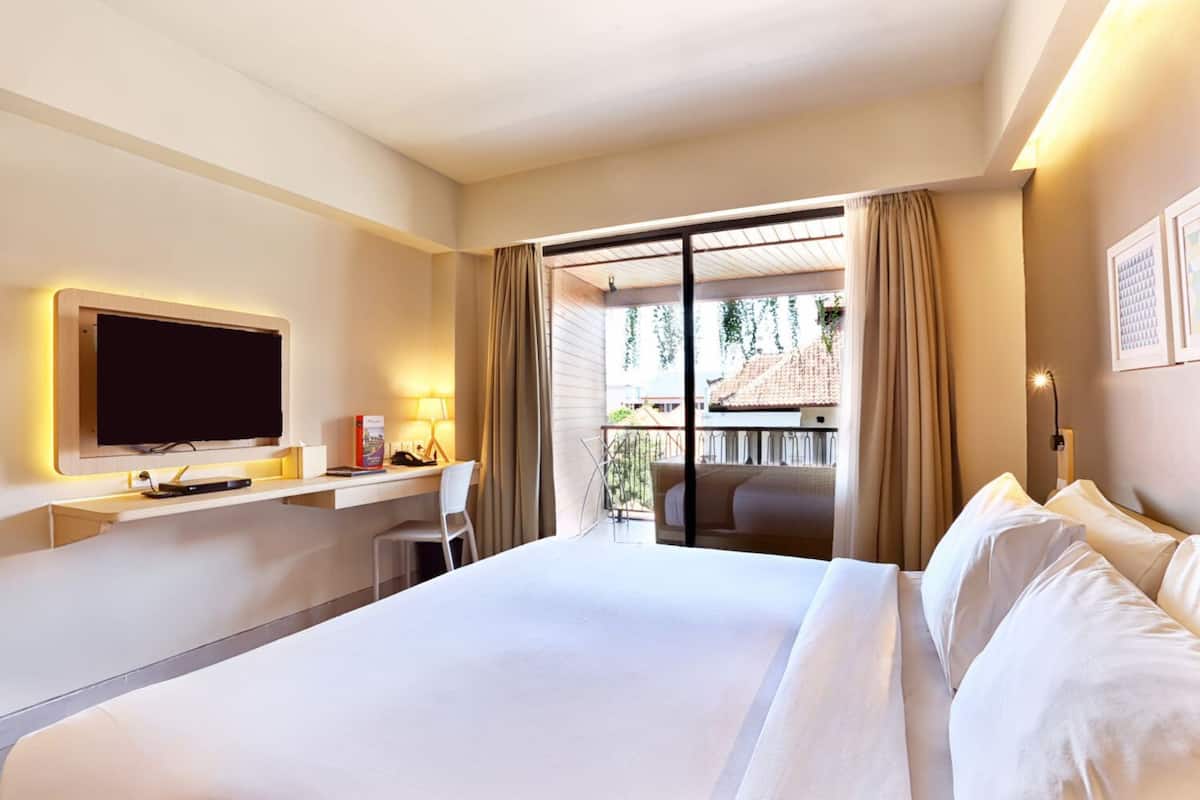 Deluxe Room | 1 bedroom, in-room safe, desk, free WiFi