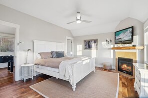 4 bedrooms, iron/ironing board, travel crib, WiFi - 10min to Hatley Pointe~Views~ HotTub~ FirePit (Mars Hill)