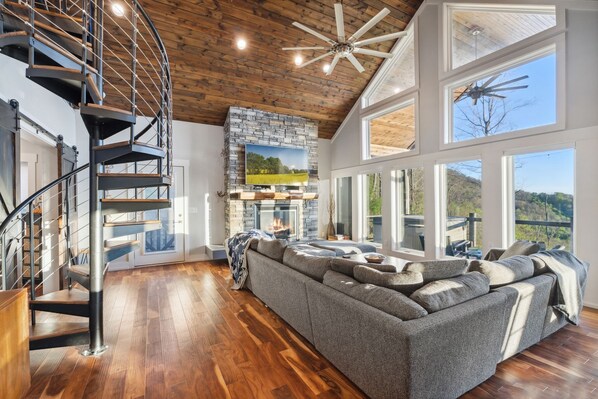 TV, fireplace - 10min to Hatley Pointe~Views~ HotTub~ FirePit (Mars Hill)