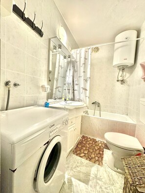 Comfort appartement, uitzicht op de stad | Badkamer | Een haardroger, handdoeken, toiletpapier