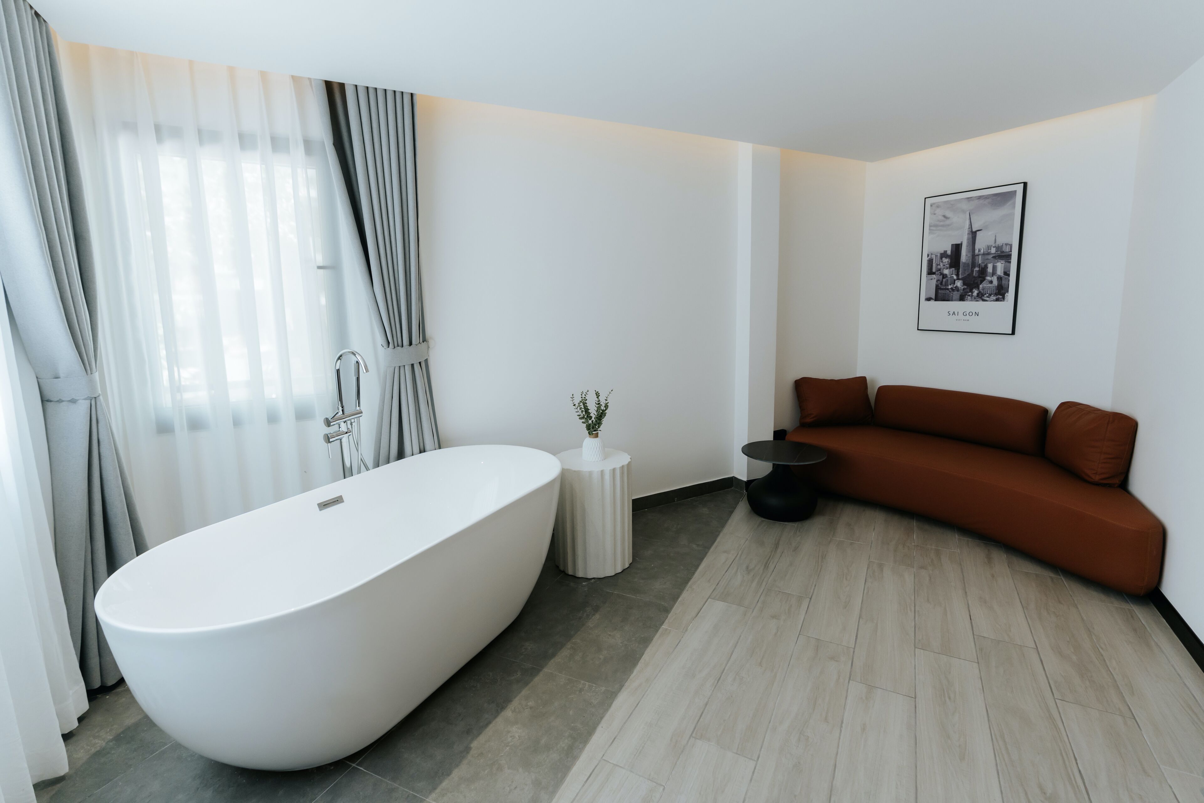 Minibar, caja de seguridad en la habitación y escritorio 