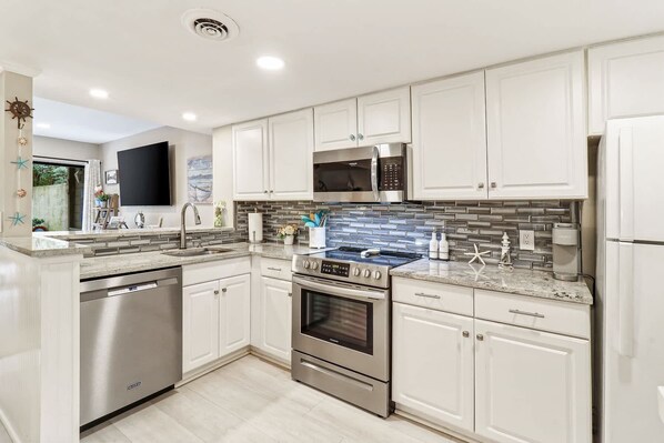 冷蔵庫、電子レンジ、オーブン、コンロ