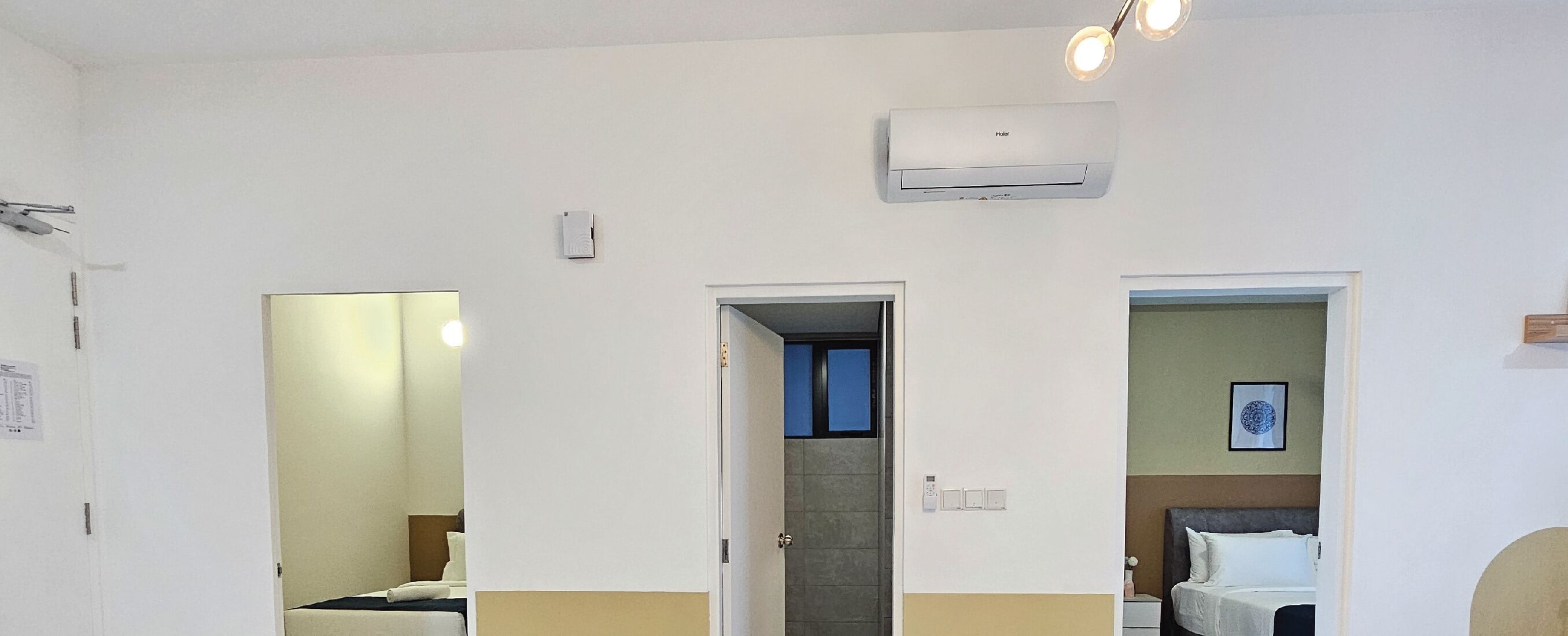 Een hotelkamer met een bed, badkamer en gang.