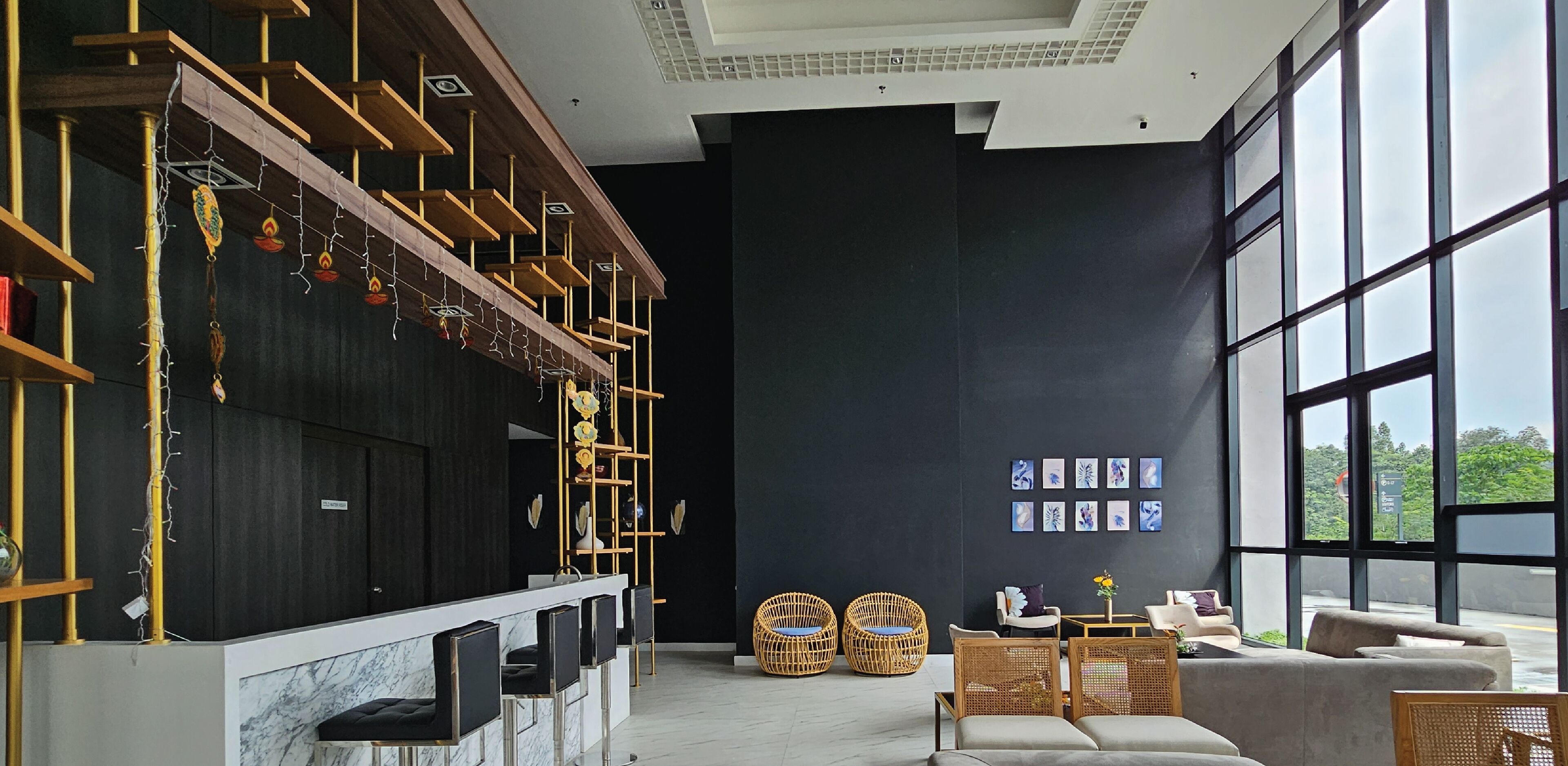 Un interior moderno con zona de bar, asientos y obras de arte en las paredes.