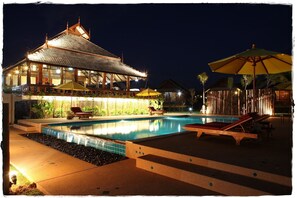 Una piscina al aire libre