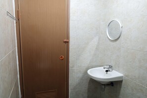 Deluxe Double Room | Bathroom | Shower, towels, soap - Capital O 93728 Guest House Cemara (Bandung)