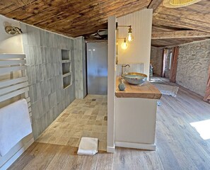 Douche, sĂšche-cheveux, serviettes fournies, savon