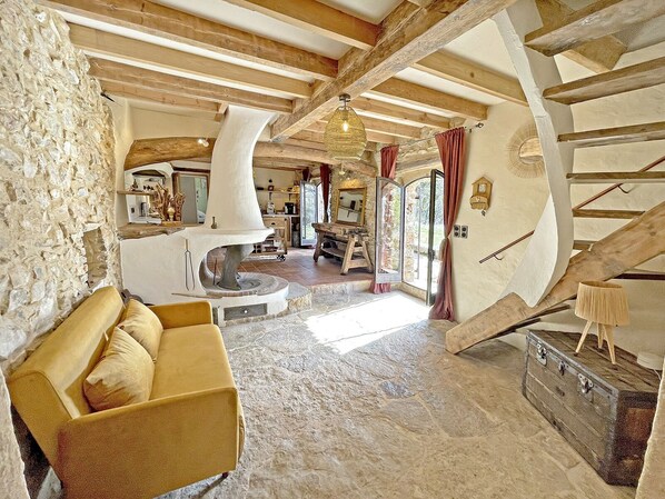 TV, fireplace, books - La Bergerie de Foneri - Véritable mas en Pierre Avec Piscine Chauffée (Lorgues)