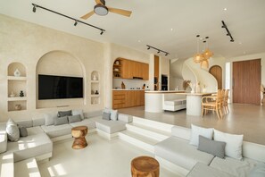 Villa | Woonruimte | Een 65-inch flatscreentelevisie met digitale zenders