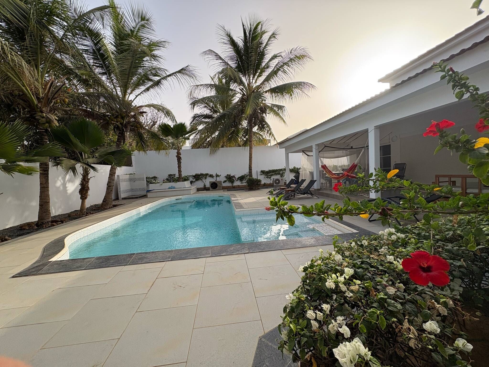 Una piscina al aire libre, una piscina climatizada