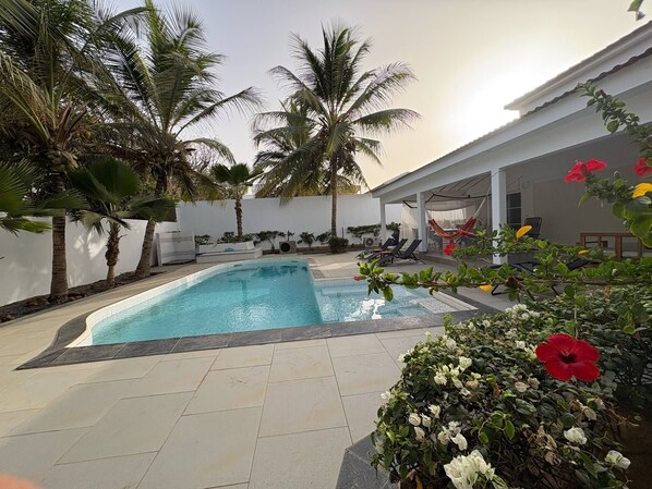 Alberca al aire libre y alberca climatizada