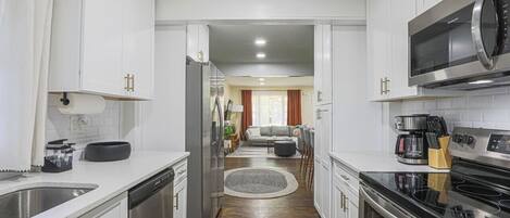 Frigorífic, microones, forn i placa de cuina