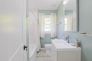 Hair dryer, towels - Stylish West Lake Escape, Pet Friendly, WiFi, Workspaces, 5 Miles from Downtown! (Atlanta)