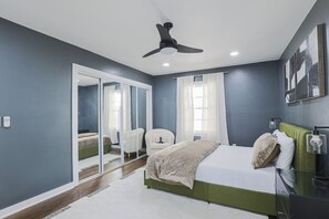 5 bedrooms, desk, iron/ironing board, free WiFi - Stylish West Lake Escape, Pet Friendly, WiFi, Workspaces, 5 Miles from Downtown! (Atlanta)