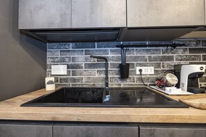 Kylskåp, mikrovågsugn, ugn och spishäll