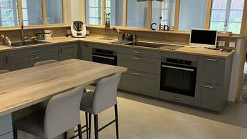 Een microgolfoven, een oven, een kookplaat, een vaatwasser