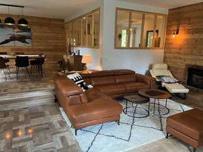 Smart TV y chimenea 