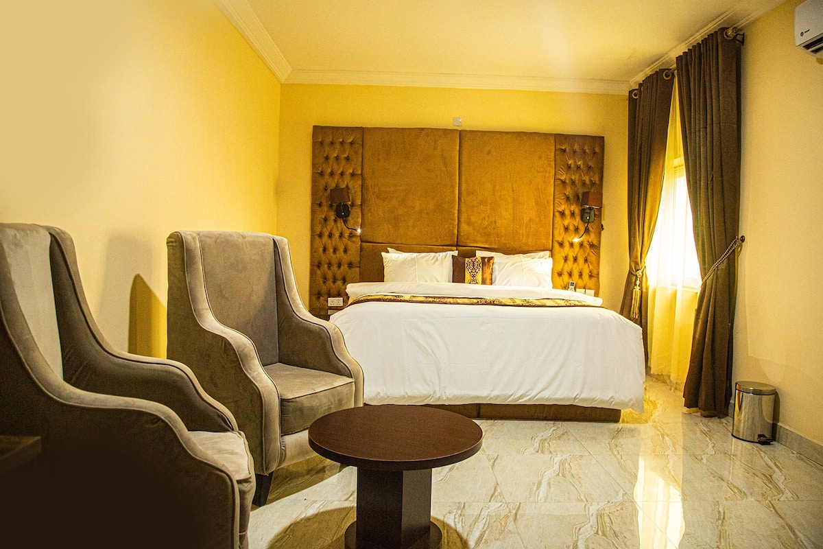 1 bedroom, individually decorated, individually furnished, desk