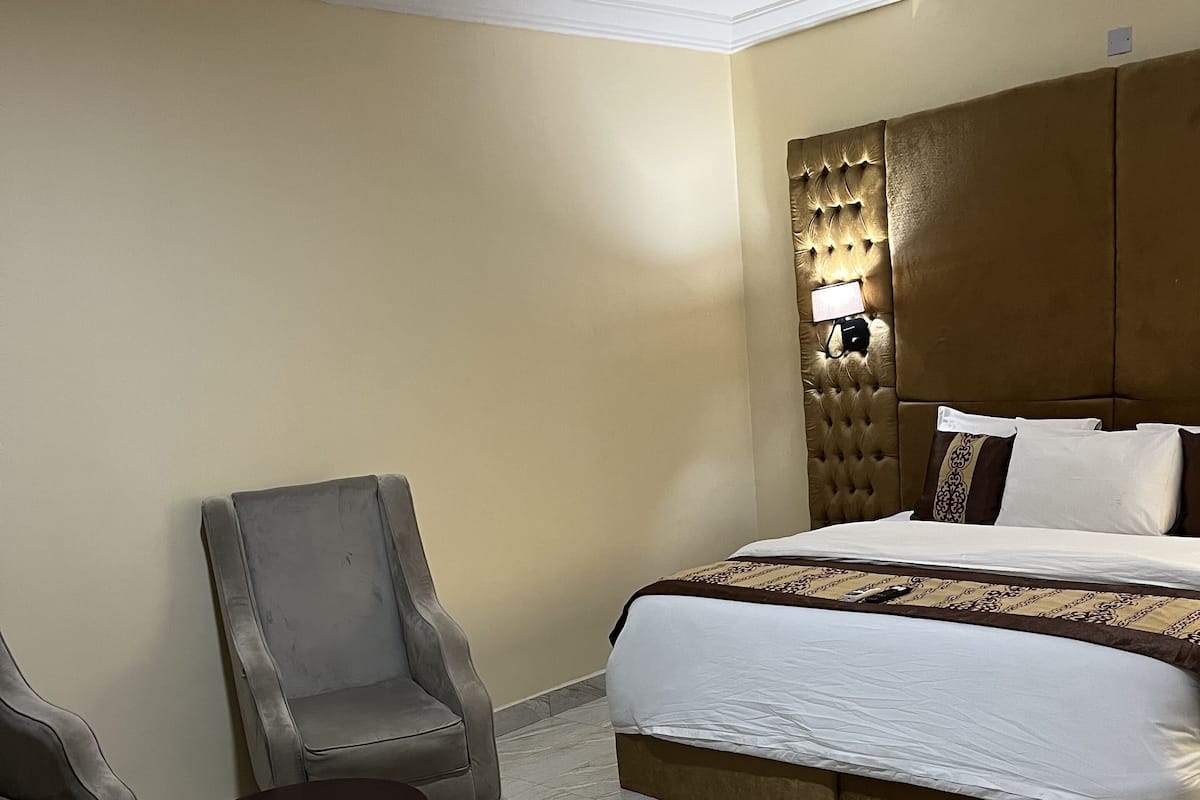 1 bedroom, individually decorated, individually furnished, desk