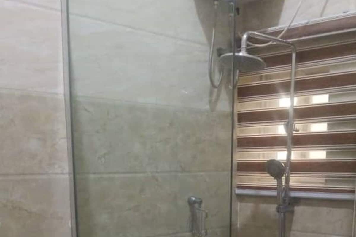 Shower, rainfall showerhead, free toiletries, towels