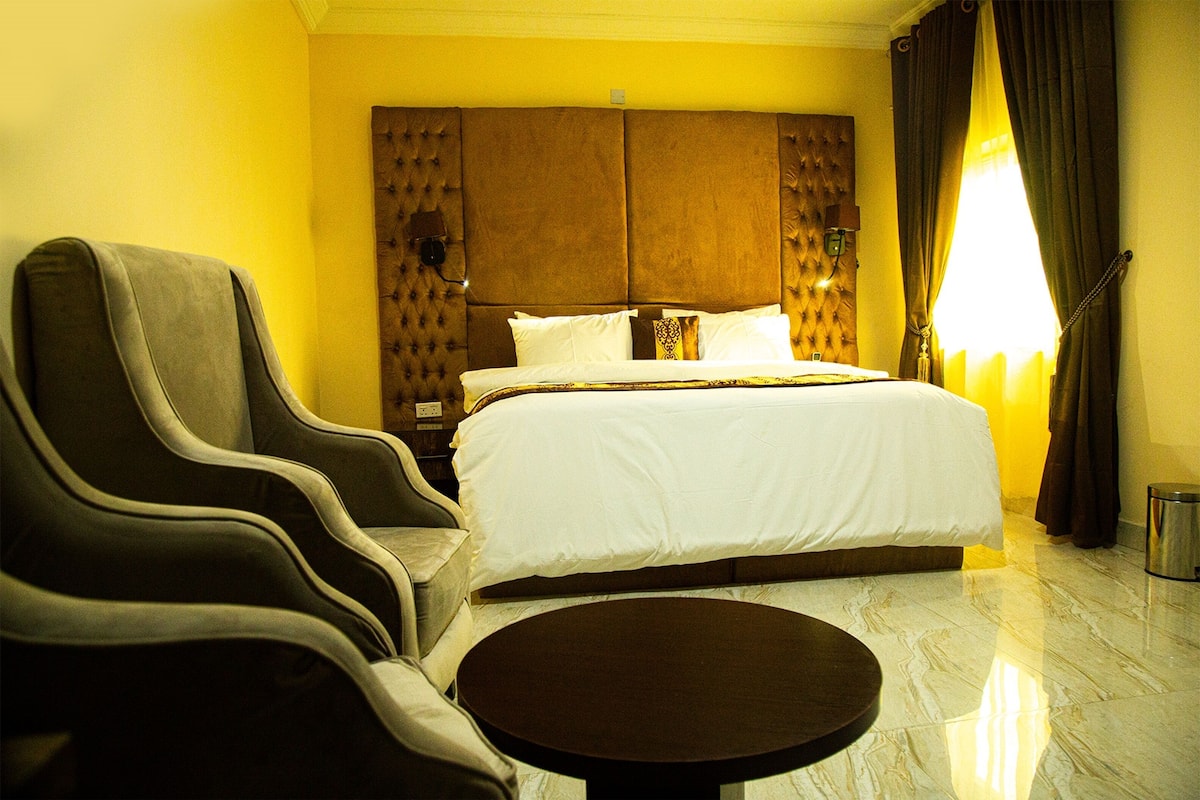 1 bedroom, individually decorated, individually furnished, desk