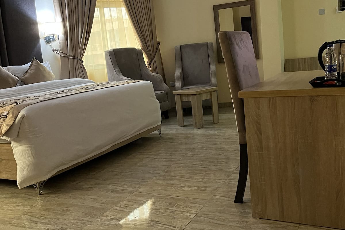 1 bedroom, individually decorated, individually furnished, desk