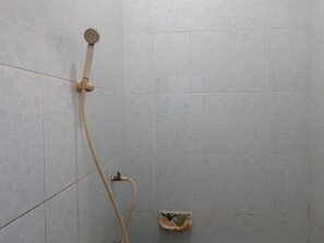 Basic-Doppelzimmer | Badezimmer | Dusche, Handtücher