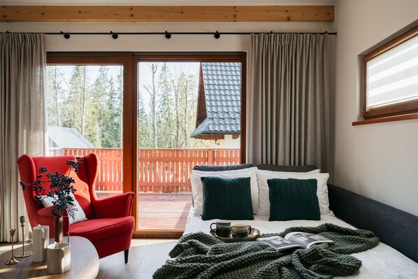 舒适木屋 | 客厅 | 42-英寸纯平电视 （配备数码频道）、壁炉