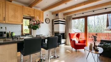 Comfort Chalet | Living room | 42-inch flat-screen TV with digital channels, fireplace