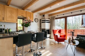 舒适木屋 | 客厅 | 42-英寸纯平电视 （配备数码频道）、壁炉