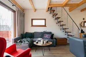 舒适木屋 | 客厅 | 42-英寸纯平电视 （配备数码频道）、壁炉