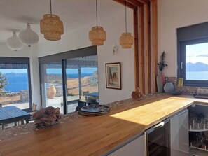 Een koelkast, een oven, een kookplaat, een vaatwasser