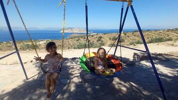 Chaises longues, serviettes de plage