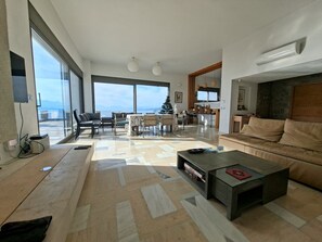 Älytelevisio, takka, videopelejä, DVD-soitin