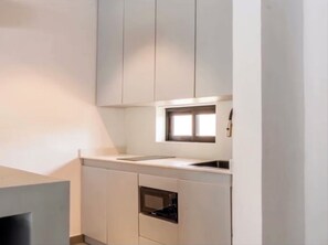 Mini-Kühlschrank, Mikrowelle, Wasserkocher