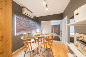 基本公寓, 非吸煙房 | 起居區 | 32-吋 LCD 液晶電視，提供數位頻道