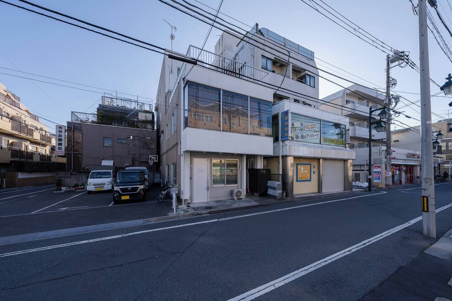 Un immeuble moderne avec un commerce au rez-de-chaussée et des logements aux étages supérieurs.
