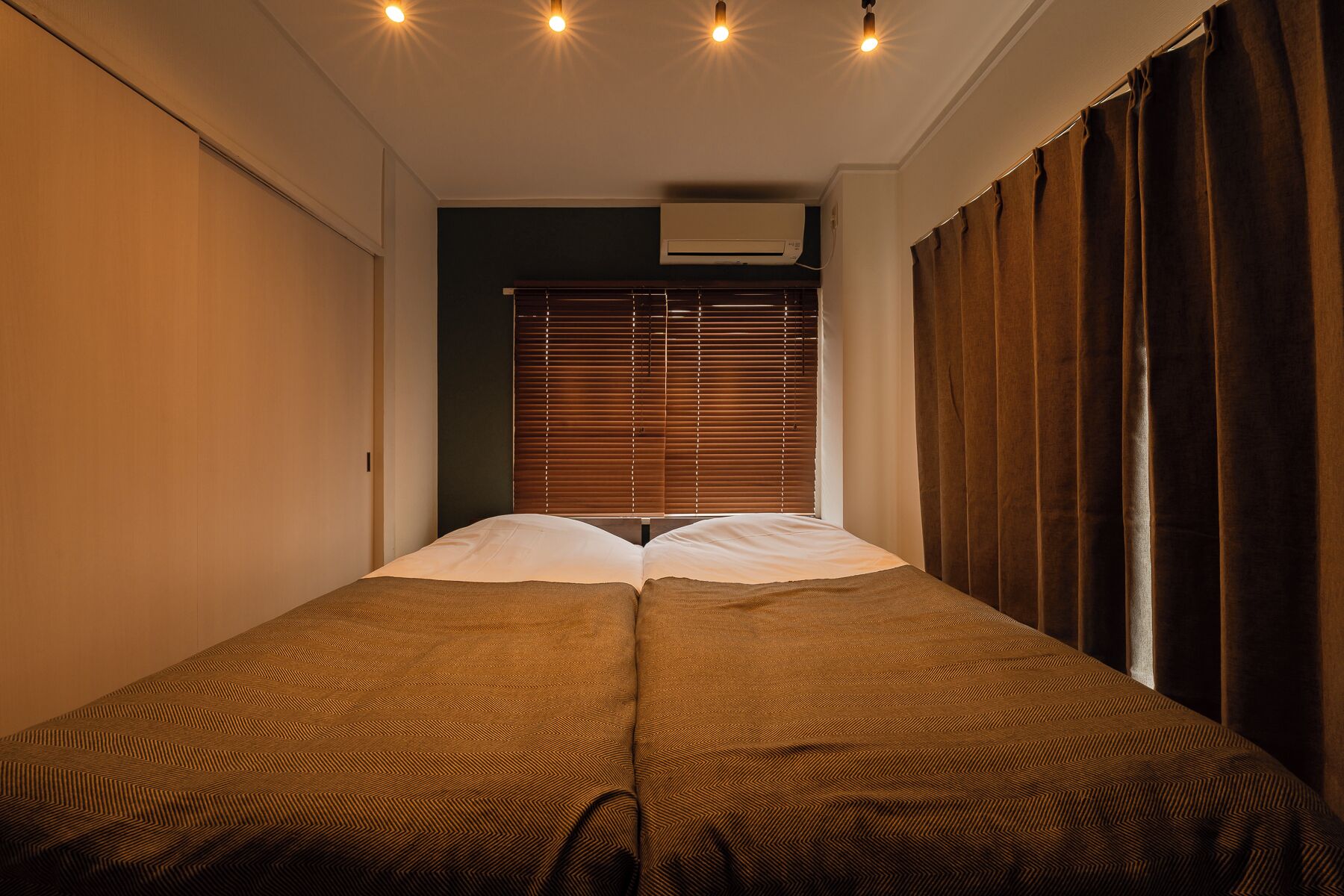 Room 401, non-smoking | Iron/ironing board, WiFi (free), bed sheets