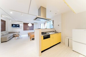 Refrigerador, microondas, utensilios de cocina