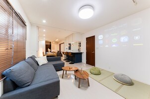 Apartamento básico, no fumadores | Zona de estar | Televisión LCD de 32 pulgadas con canales digitales