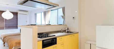 Room 202, non-smoking | Private kitchen | Fridge, microwave, cookware/dishes/utensils